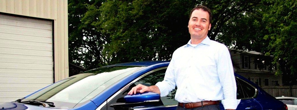 Brand manager J.T. Delcamp, Kathy Graham of Chrysler communications and East Coast PR manager Lisa Barrow visited the Automotion garage on June 10 with the message that Chrysler is determined to be a serious player in midsize sedans.